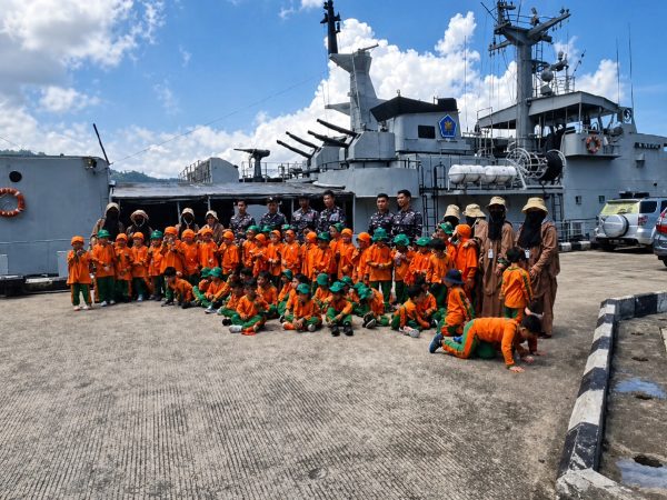 Outing Class di Kodaeral II Teluk Bayur, Siswa TKIT 1 Dar el-Iman Belajar Langsung dari TNI AL